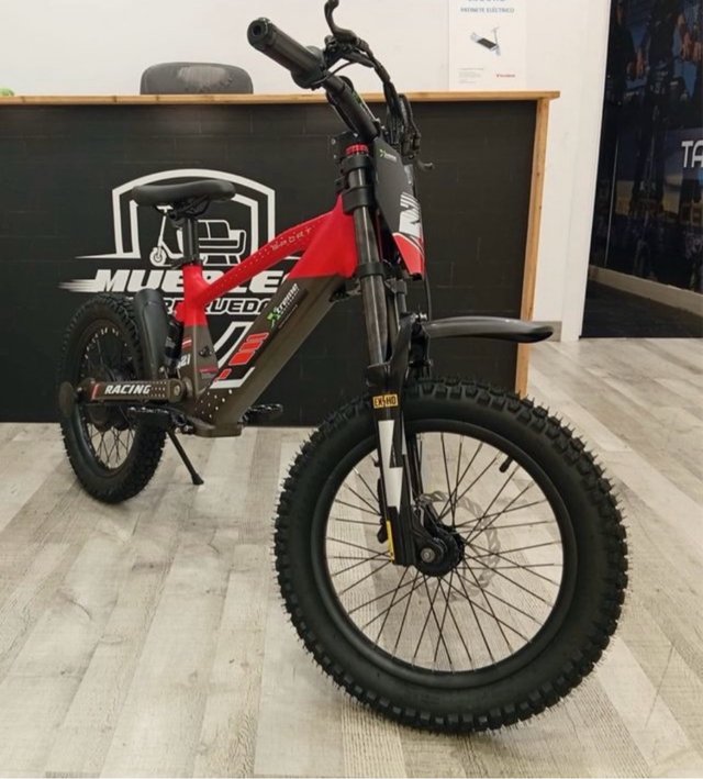 Moto Enduro Roja y Gris