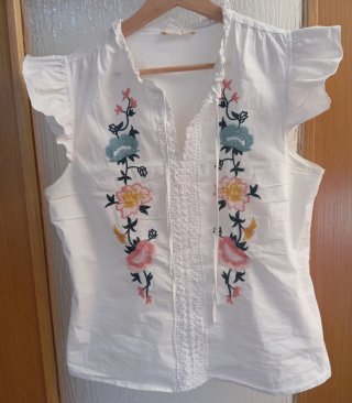 Blusa blanca bordada.