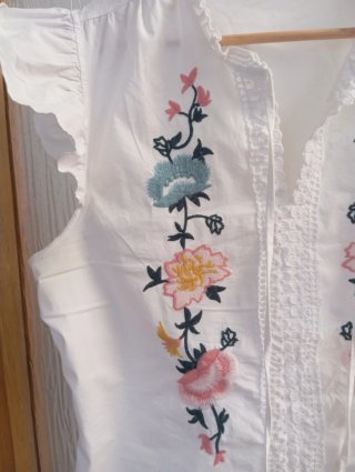 Blusa blanca bordada.