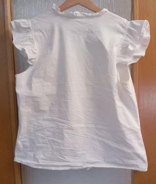 Blusa blanca bordada.