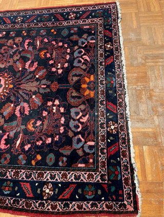 Preciosa alfombra persa antigua anudada a mano