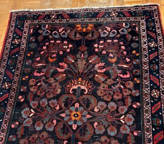 Preciosa alfombra persa antigua anudada a mano