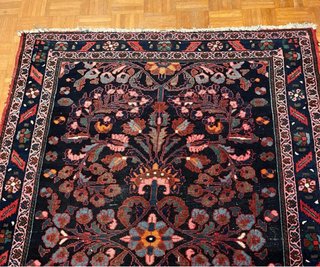 Preciosa alfombra persa antigua anudada a mano