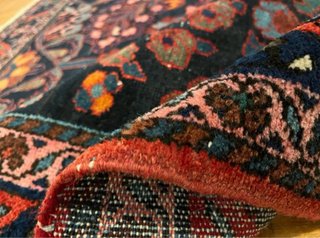 Preciosa alfombra persa antigua anudada a mano