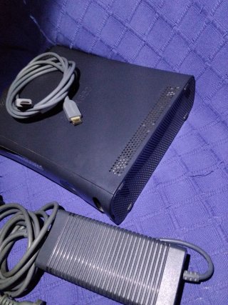 Xbox 360 Slim Negra + Mando y Accesorios