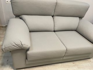 Sofá 2/3 plazas gris sin uso. Asientos extensibles