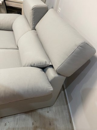 Sofá 2/3 plazas gris sin uso. Asientos extensibles