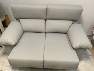 Sofá 2/3 plazas gris sin uso. Asientos extensibles