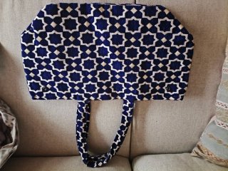 Bolso de playa azul con estampado geométrico