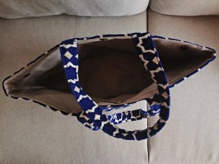 Bolso de playa azul con estampado geométrico