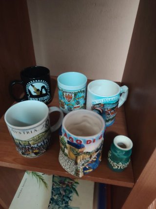 Tazze souvenir posti assortiti di diverse misure