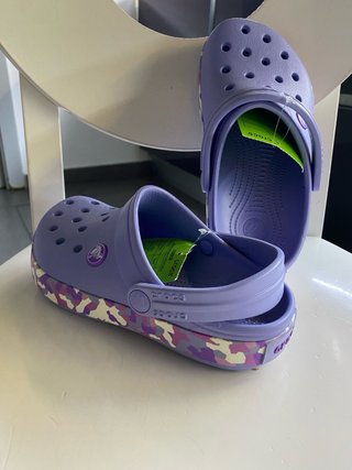 Crocs effetto confetti viola/multi TG.33/34