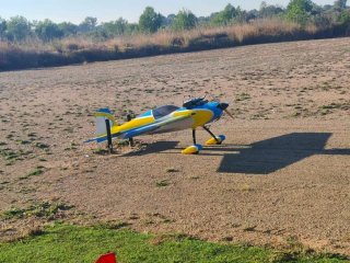 Avión RC Azul y Amarillo