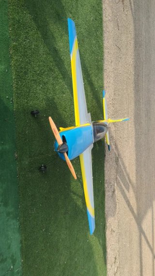 Avión RC Azul y Amarillo