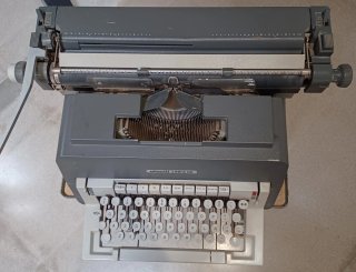 Máquina de escribir Olivetti Línea 98