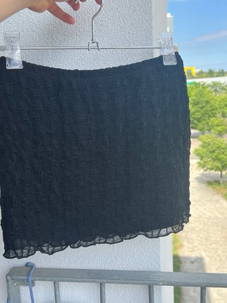 Falda negra texturizada