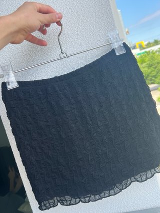 Falda negra texturizada
