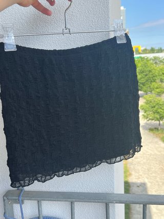 Falda negra texturizada