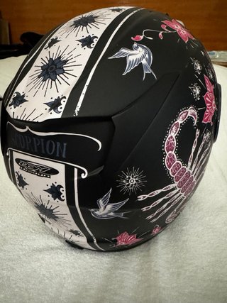 Casco de moto con diseño de escorpión