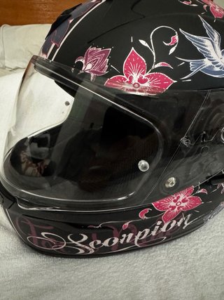 Casco de moto con diseño de escorpión