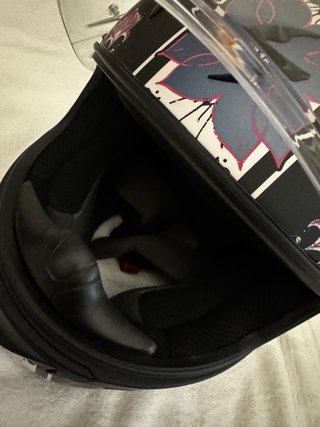 Casco de moto con diseño de escorpión