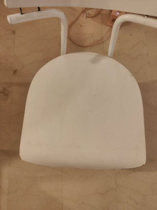 Silla blanca de diseño moderno