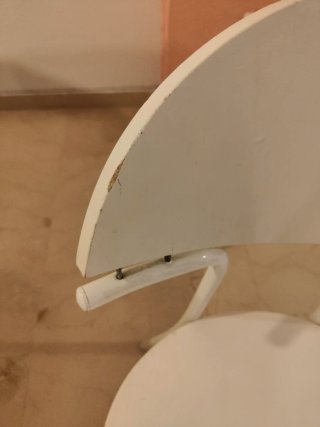 Silla blanca de diseño moderno