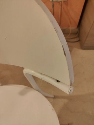 Silla blanca de diseño moderno