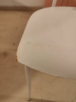 Silla blanca de diseño moderno