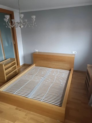 Cama de madera con somier