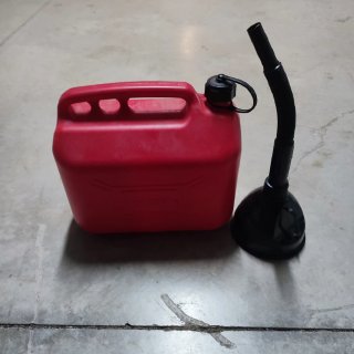 Bidón gasolina 10L con embudo.