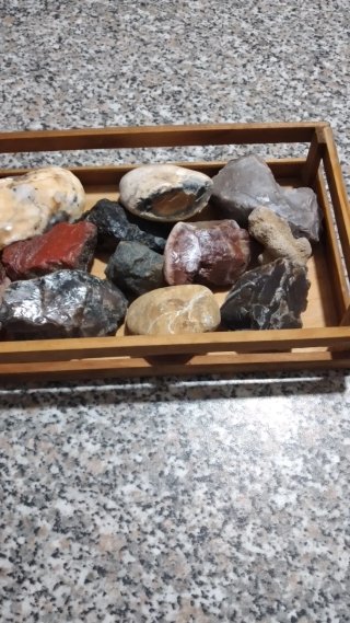 Lotto misterioso di pietre antiche grezze