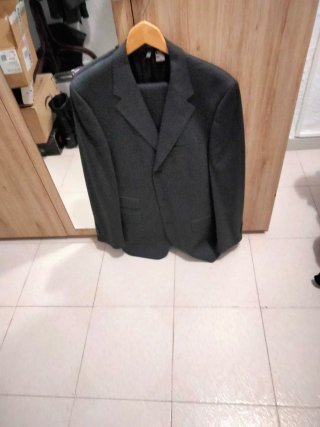 Traje de rayas negro