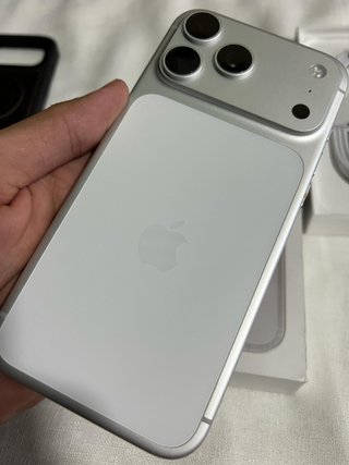 iPhone 17 Pro Max silver