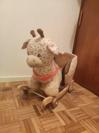 Jirafa mecedora y carrito para bebé