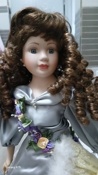 Muñeca de Porcelana Vestido Gris