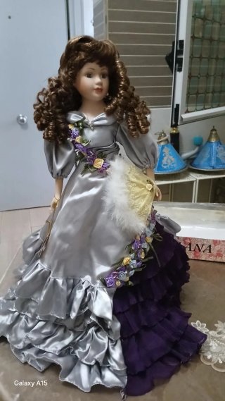 Muñeca de Porcelana Vestido Gris