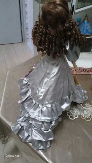 Muñeca de Porcelana Vestido Gris
