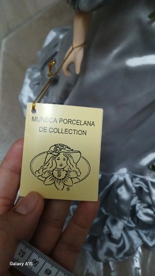 Muñeca de Porcelana Vestido Gris