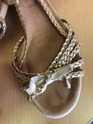Sandalias Prada Tacón Beige Dorado Trenzadas