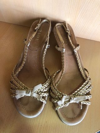 Sandalias Prada Tacón Beige Dorado Trenzadas