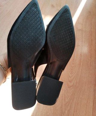 Zapatos negros con tachas