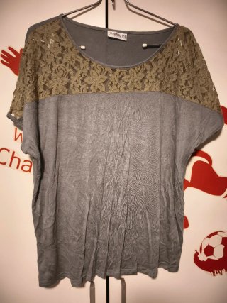 Camiseta gris con encaje