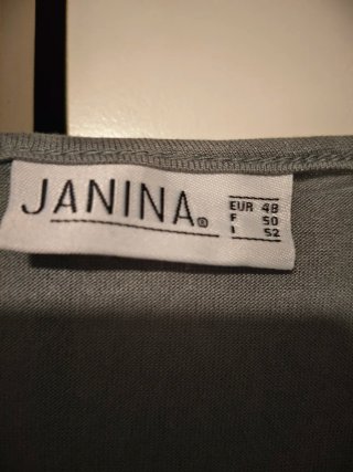 Camiseta gris con encaje