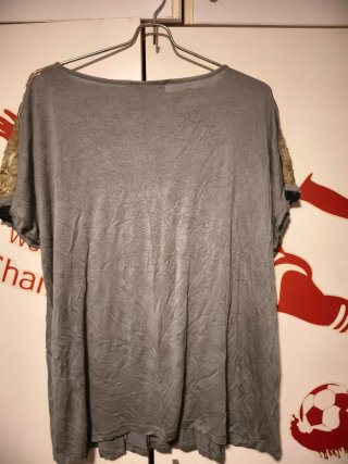 Camiseta gris con encaje