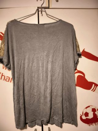 Camiseta gris con encaje