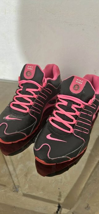 Tênis Nike Shox Preto e Rosa