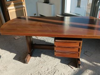Scrivania in legno massello con cassetti