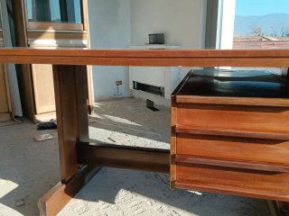 Scrivania in legno massello con cassetti