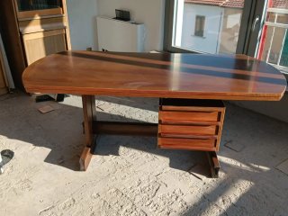 Scrivania in legno massello con cassetti